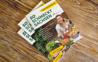 Drei Exemplare der Borschur liegen aufgefächert, übereinander auf einer Holzplatte.